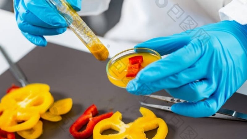 在选购生抽和老抽时，需要注意以下几点：